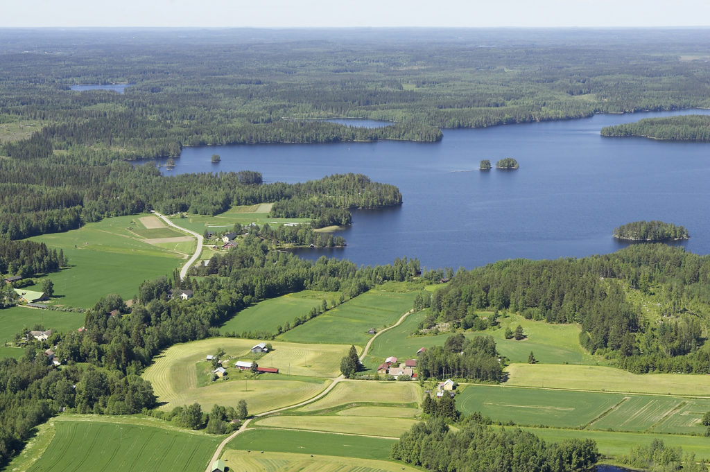 Ilmakuva. Vesijako, Vesijaon kylä ja järvi, maisemat. Kulttuurimaisema.